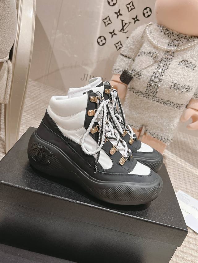 顶级版本！ 女款：35-40# 2023年人气产品一香萘儿 Chanel 23K新款滑雪靴现货发售！ 购原版1:1复刻。 每一针一线都高标准要求。 不论从型体、