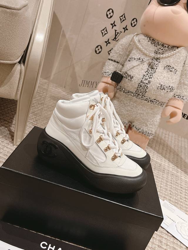 顶级版本！ 女款：35-40# 2023年人气产品一香萘儿 Chanel 23K新款滑雪靴现货发售！ 购原版1:1复刻。 每一针一线都高标准要求。 不论从型体、