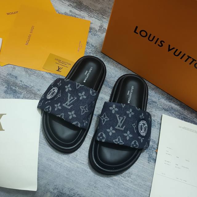 出厂价 早春新品上市 Louis Vuitton 路易威登2022爆款情侣压花拖鞋超级百搭瘦腿神器厚底设计活力十足，上脚舒适优雅 面料：牛仔布／卬花 内里：水染