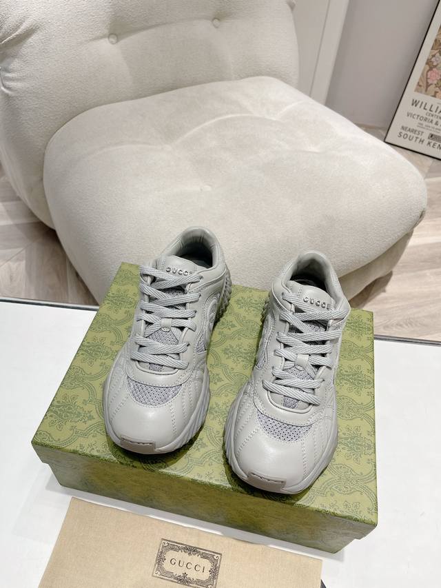 顶级版情侣款 男10 35–40 39 45 Gucci Ripple系列运动鞋采用创新缝线工艺制作，打造如水般的流 动质感。皮革设计搭配三维立体互扣式双g皮革