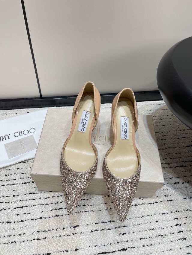 Jimmy Choo 周仰杰jc经典仙女新宣尖头亮片高跟鞋 简约的线条勾勒出曼妙身姿，光影流连之间，展现无限魅力，温柔与浪漫尽显，在人群中更加闪耀，这款鞋可以满