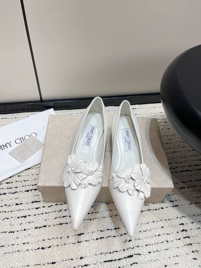 Jimmy Choo*｜Jc 吉米周 2024春夏新款amita Flowers 45 系列露跟高跟鞋 以夺目马蹄跟提升经典廓形雅致气场。皮革材质，意大利制作，