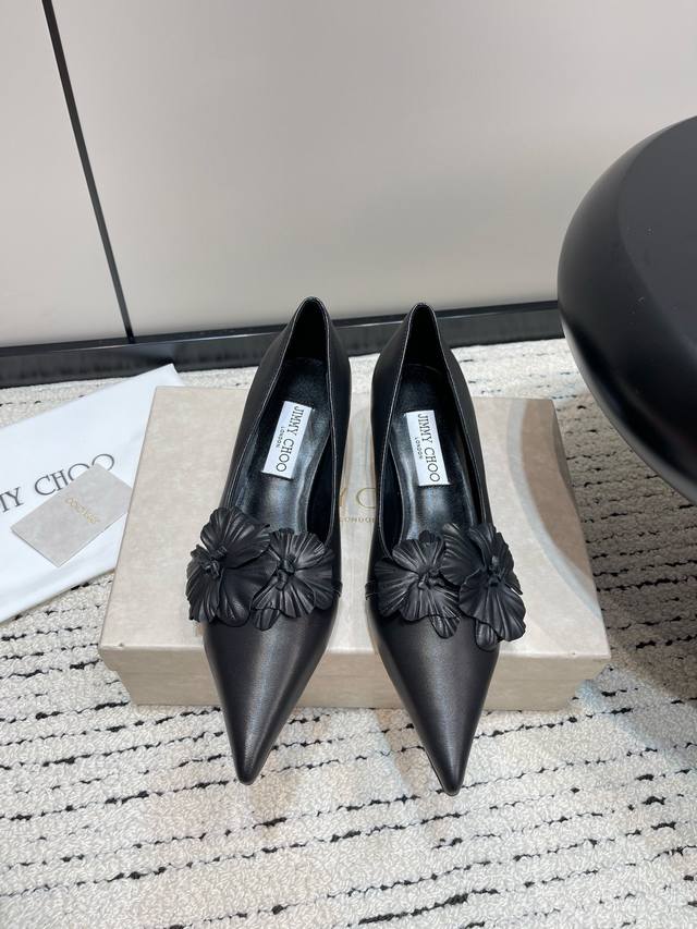 Jimmy Choo*｜Jc 吉米周 2024春夏新款amita Flowers 45 系列露跟高跟鞋 以夺目马蹄跟提升经典廓形雅致气场。皮革材质，意大利制作，