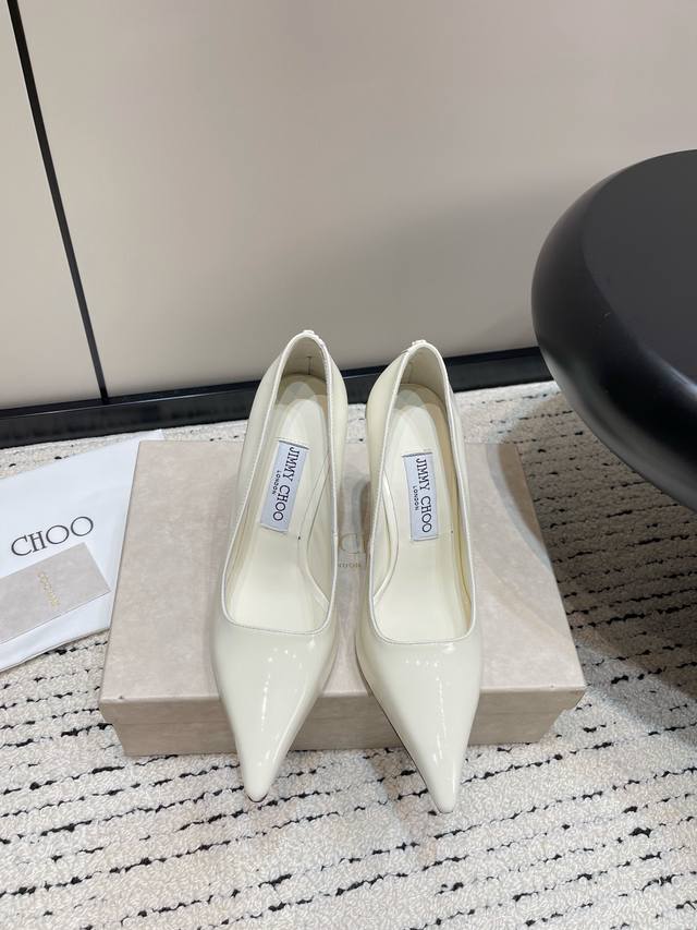 Jimmy Choo*｜Jc 吉米周 2024春夏新款简约尖头漆皮高跟单鞋 完美的线条，简约大气上脚显气质粗跟舒适百搭，还能拉长双腿显高显瘦显腿长，Jc最擅长的