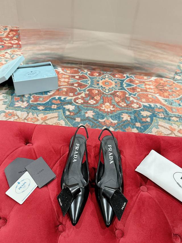 Prada 普拉达最新春季新品，实力来袭！当红巨星同款凉鞋，时髦百搭nice单品 这款亮面皮革将prada的典藏设计加以重释，营造出融柔美的尖头廓形。2024春