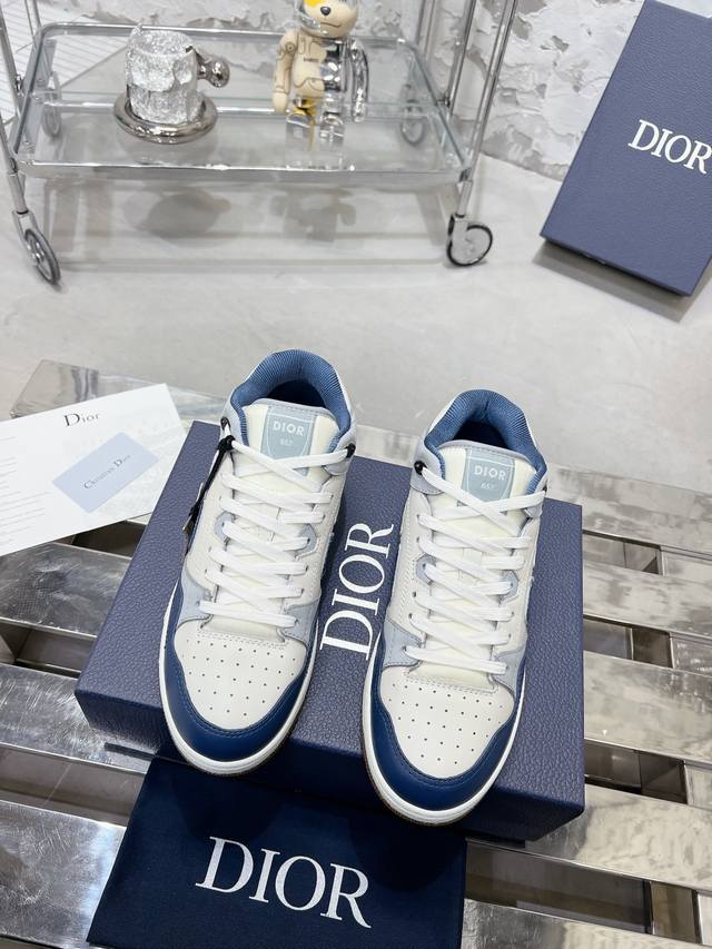 顶级版本出 Dior迪奥b57系列 情侣款 休闲运动鞋 Cd 滑板鞋 原版购入开发 做货 这款 B57 中帮运动鞋是二零二四春季男装系列新品，重新诠释篮球鞋设计