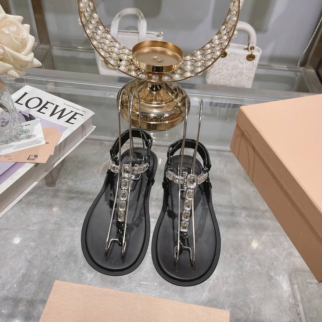 出厂 顶级版本 Miumiu*缪缪 24夏季新品，全球最火夹趾凉鞋， 出现在各大时装杂志封面 各路明星、小红书博主着用～搭配长裙、热裤的不二选择，闭眼入都是不会