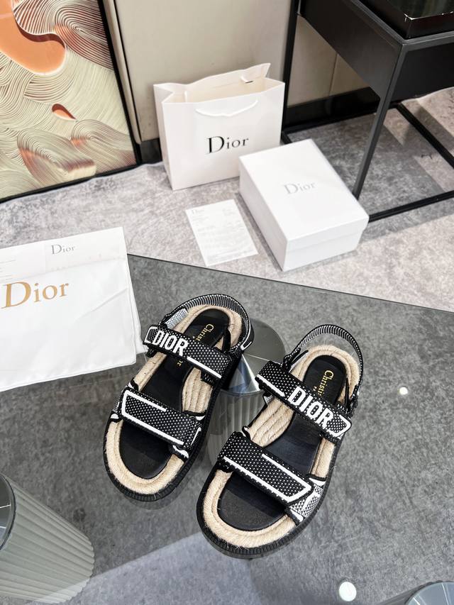 出 Dior 迪奥2022夏季最新款魔术贴麻绳底凉鞋 全新夏天的色彩！ 原版复刻 超耐看超百搭款 上脚非常舒适 显瘦又显白 鞋面原版定制材料。 码数35-40