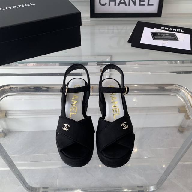 Chanel新款厚底凉鞋 顶级品质 专柜新版面 增高瘦腿 原版定制羊京面料 羊皮内里垫脚 原版开模发泡大底 Size：35-39 40、41订做