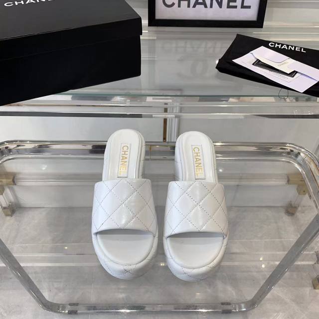 Chanel新款春夏厚底拖鞋 顶级品质 上脚非常显腿百搭 原版后跟扣子 进口羊皮鞋面 羊皮垫脚 原版开模大底 Size:35-40