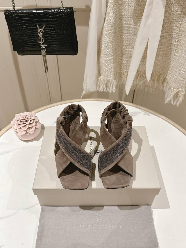 出厂价 市场最高品质 独家款brunellocucinelli Bc钢钻凉鞋 经典灵感定义了这款新高跟凉鞋的现代优雅风格。珍贵的进口小羊皮上展现着别致的斑驳，与