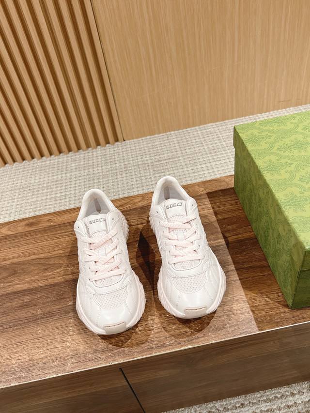 限女码 #古驰系列运动鞋采用创新缝线工艺制作，打造如水般的流 动质感。皮革设计搭配三维立体互扣式双g皮革贴饰和gucci字母 金属配件，以3D效果成就整款鞋履自
