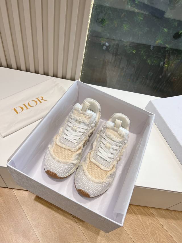 G059顶版2024早春dio迪奥休闲运动鞋原版购入开发做货 这款 Walk'N'Dior 厚底运动鞋是一款时尚单品，提升该系列的格调。搭配舒适厚底、鞋舌和 C