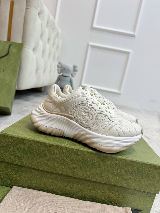 35–40 39 45 Gucci Ripple系列运动鞋采用创新缝线工艺制作，打造如水般的流 动质感。皮革设计搭配三维立体互扣式双g皮革贴饰和gucci字母
