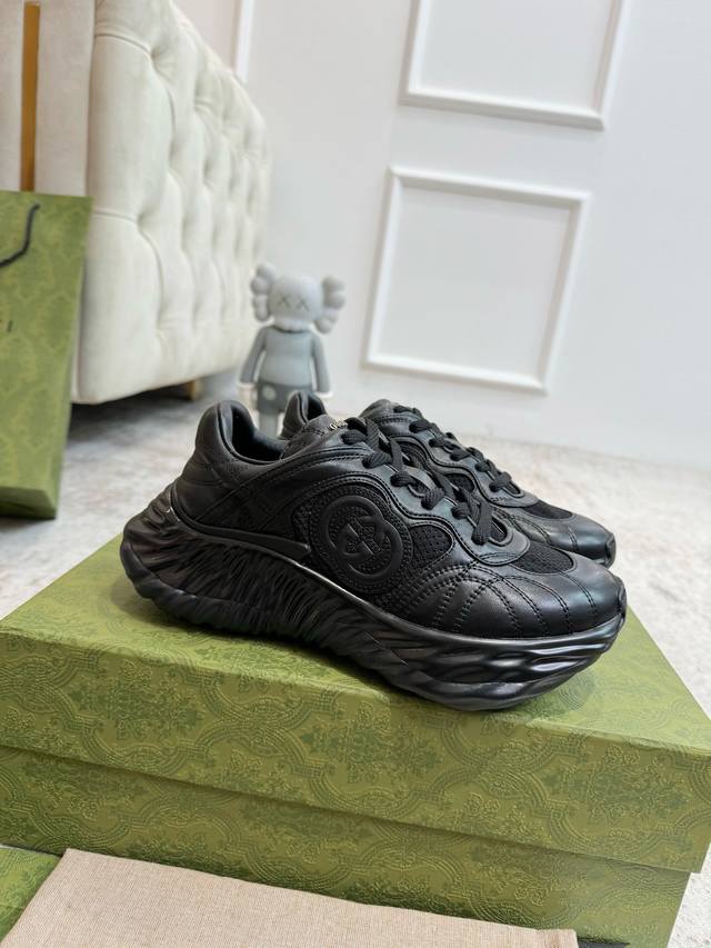 35–40 39 45 Gucci Ripple系列运动鞋采用创新缝线工艺制作，打造如水般的流 动质感。皮革设计搭配三维立体互扣式双g皮革贴饰和gucci字母