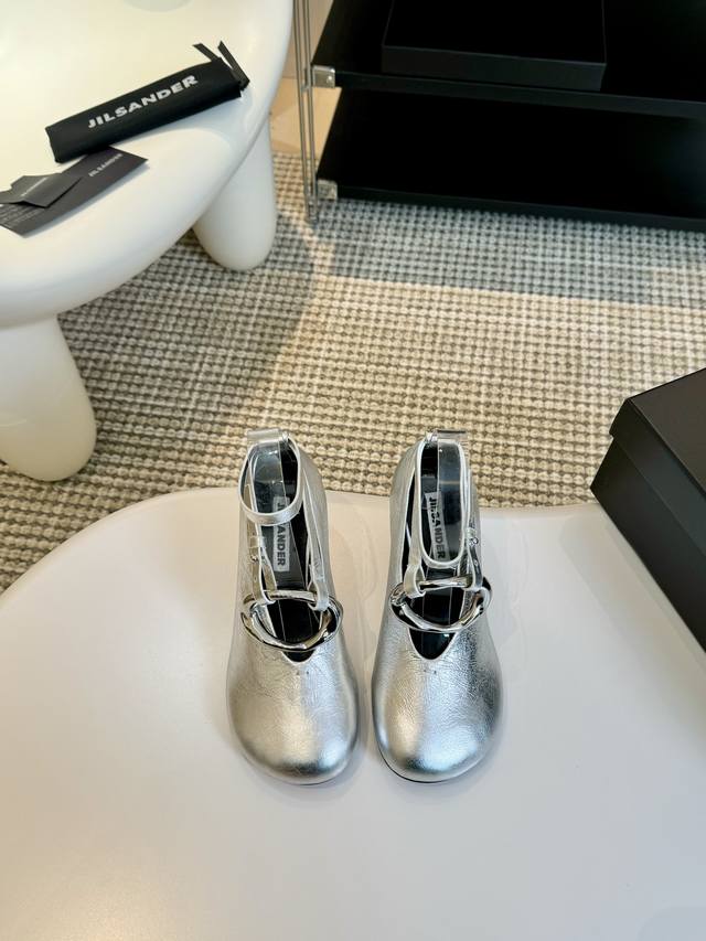 Jilsander 24春夏极简主义平底圆头后空凉鞋单鞋 市面顶级原单版，Zp对比做货，所有细节都跟柜上一致：包括鞋面皮料，鞋垫内里皮料、刻印logo，鞋底材质