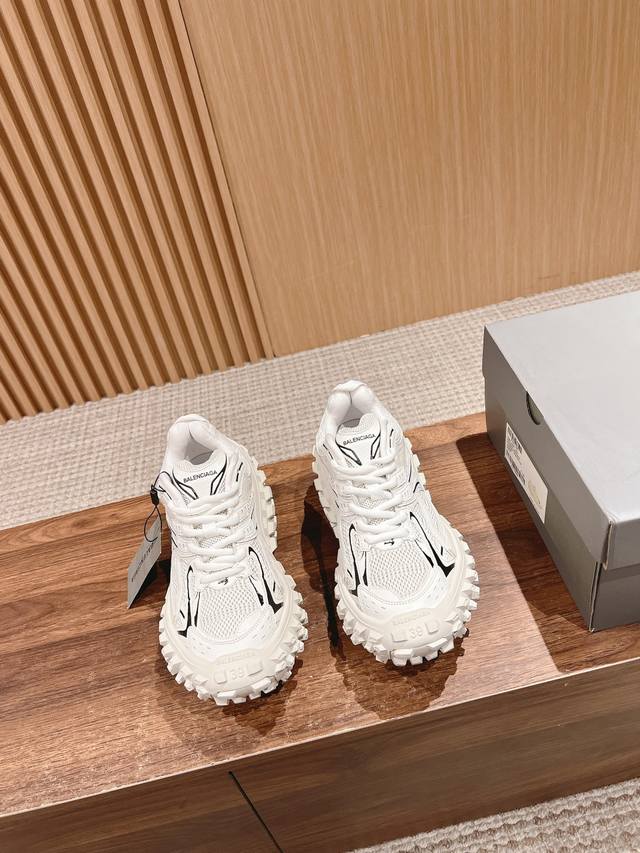 巴黎家情侣码轮胎鞋 复古休闲运动鞋系列推出the Hacker Project系列探索时尚界对于原创与挪用的概念、以全新系列致敬传承与经典，以标志性balenc