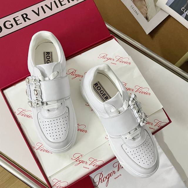 顶级版本： Roger Vivier 最新款very Vivier系列 水钻 方扣 休闲 运动鞋 原版购入开发 做货 新款运动鞋以外底的花朵图案呈现新意，以圈圈