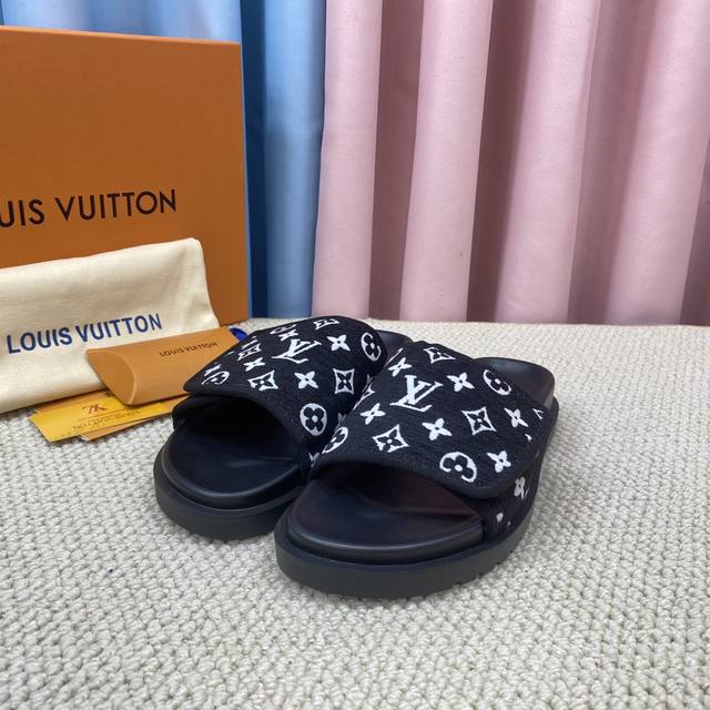情侣款 Louis Vuitton 顶级版本最新走秀款平底拖鞋 香港原版购入一比一开模 本款sienna凉鞋为拉菲草刺绣lv字母和monogram花卉，与进口羊