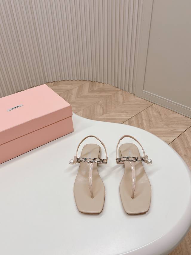 出 Miu Miu 24Ss 夏季人字拖鞋 凉鞋 简约大气时髦，耐看不过时.是时尚圈永不退潮的经典所在，复古的英伦风格，让你穿出不一样的气质 面料：羊皮 内里：