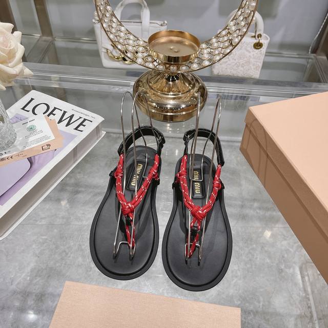 出厂 Miumiu*缪缪 24夏季新品，全球最火夹趾凉鞋， 出现在各大时装杂志封面 各路明星、小红书博主着用～搭配长裙、热裤的不二选择，闭眼入都是不会后悔 Zp