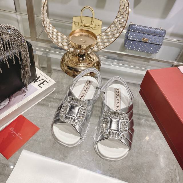 工厂 Roger Vivier 2022夏季新款厚底 钻扣网面凉鞋，高端顶级版本原版1比1复刻，Rv凉鞋太舒服啦新出的这款凉鞋绝美了脚感好到不得了，上脚软绵绵的