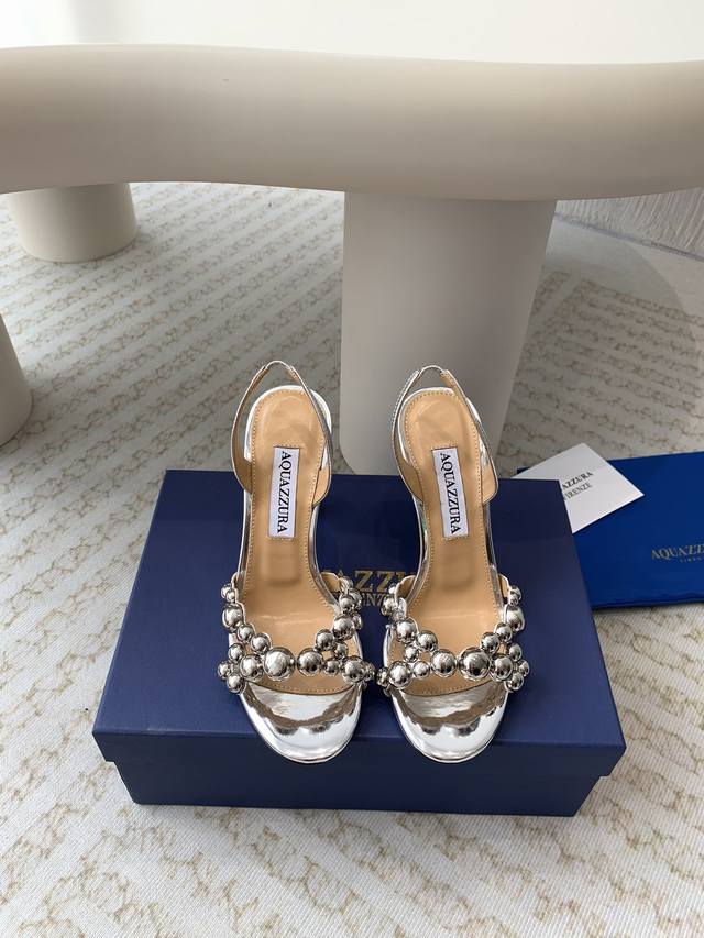 Aquazzura 24Ss 惊艳火爆款、菠萝 王室贵族的钟爱雍容华贵、气质高雅、到手如图柜级品质 进口真丝 璀璨别致水钻饰扣、小羊皮内里、意大利真a级真皮大底