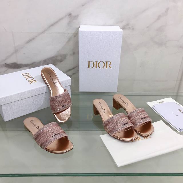 平底 粗跟 升级版 Dior ~D家2022新款一字刺绣水钻拖鞋 鞋面：刺绣水钻鞋面 内里：水染羊皮内里 大底：意大利真皮大底 跟高：平跟 4.5Cm Size