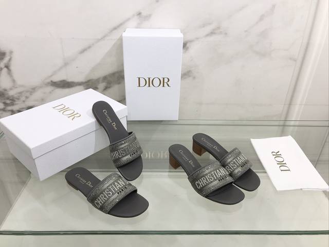 平底 粗跟 Dior ~D家2022新款一字刺绣水钻拖鞋 鞋面：刺绣水钻鞋面 内里：水染羊皮内里 大底：意大利真皮大底 跟高：平跟 4.5Cm Size：35-