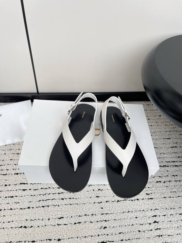 The Row24 小众潮牌 夏季 新款简易平底凉鞋！ 高冷的存在极简设计，将时髦提纯为一种简单、轻松又高级的氛围 哪怕是简约的凉鞋，它也是无可取代的，一直觉得