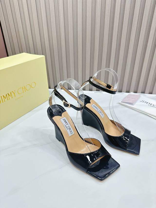 出厂 Jimmy Choo 吉米周 是一个非常全面之尊贵时尚生活品牌， 香港,美国等大时尚博主及明星的同款表带女士高跟，中跟，平跟后空凉鞋系列。 澳大利亚尖头