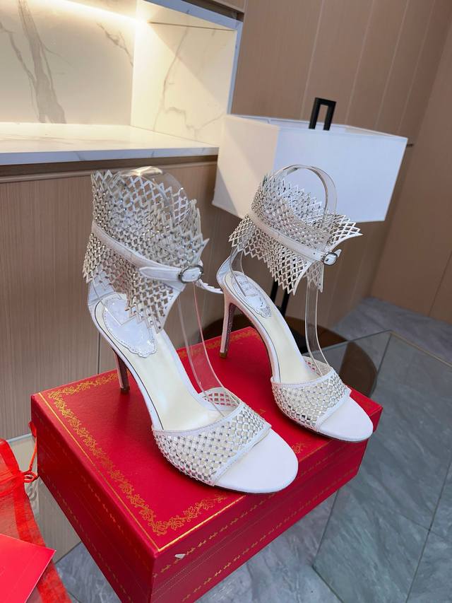 出厂 Rene Caovilla 芮妮 乔薇拉 Rc 蛇型缠绕爆红仙女凉鞋系列，魅惑华丽的顶级硬货，是每个女人的dream Shoes缠绕在脚裸的蛇形装饰让您的