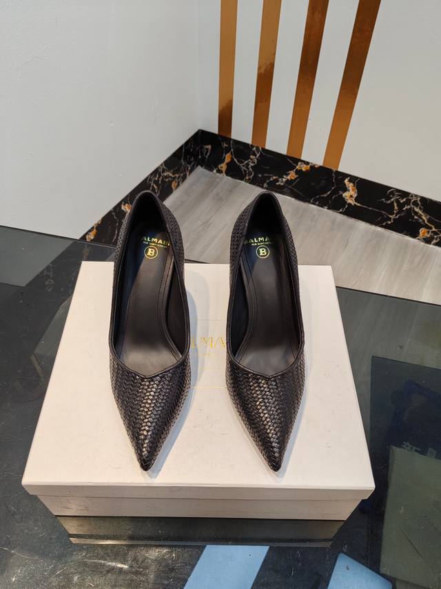 工厂p出 ，* 巴尔曼2024春夏最新款走秀时装高跟单鞋， 品牌巴尔曼由法国时装设计师 皮埃尔.巴尔曼 先生创立于1945年的老牌定制时装屋，与、并列成为二战之