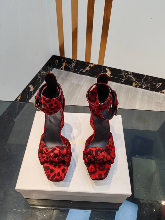 工厂p出 ，* 巴尔曼2024春夏最新款走秀原版高跟凉鞋。 品牌巴尔曼由法国时装设计师 皮埃尔.巴尔曼 先生创立于1945年的老牌定制时装屋，与、并列成为二战之