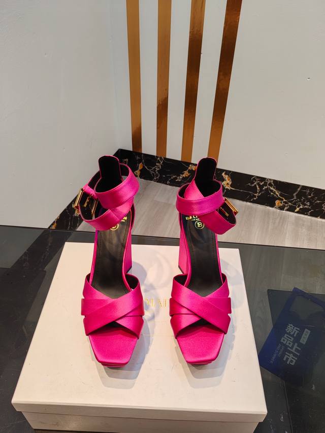 工厂p出 ，* 巴尔曼2023春夏最新款走秀原版真丝高跟凉鞋。 品牌巴尔曼由法国时装设计师 皮埃尔.巴尔曼 先生创立于1945年的老牌定制时装屋，与、并列成为二