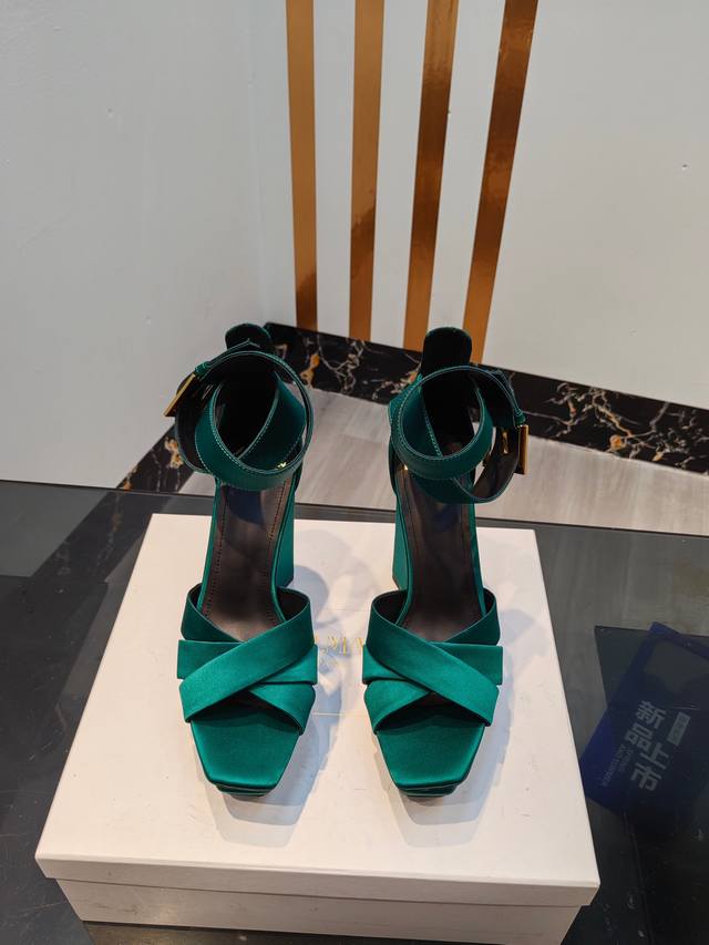 工厂p出 ，* 巴尔曼2023春夏最新款走秀原版真丝高跟凉鞋。 品牌巴尔曼由法国时装设计师 皮埃尔.巴尔曼 先生创立于1945年的老牌定制时装屋，与、并列成为二