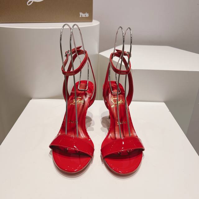 顶级版 原版盒 Christian Louboutin 2024S原版做货重工cl经典漆皮权杖高跟凉鞋鞋系列～ 鞋面： 材质：进口原版1:1皮料 内里：粒面珠光