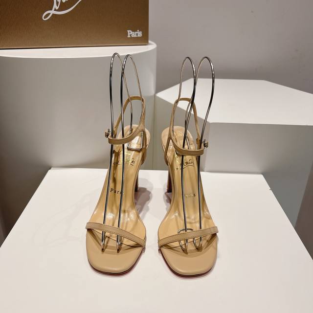 顶级版 原版盒 Christian Louboutin 2024S原版做货重工cl香蕉跟凉鞋～ 鞋面: 黑色皮革打造，线条优雅时尚，采用了100毫米倾斜跟设计，