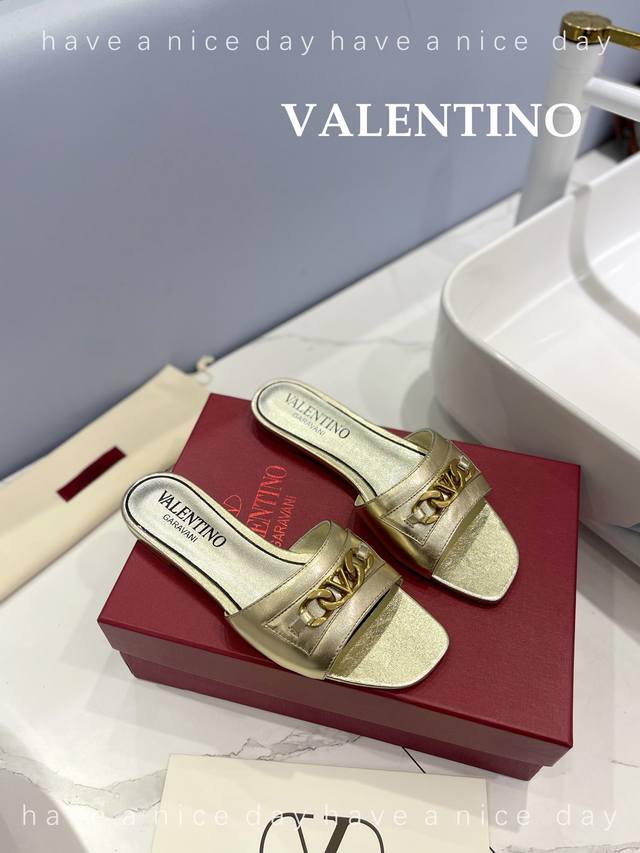 华伦天奴valentino 最新款garavanitan-Go平底拖鞋 -饰以vlogo Signature搭扣 优雅风格，创造不一样的感觉！ 它是你鞋柜里不可