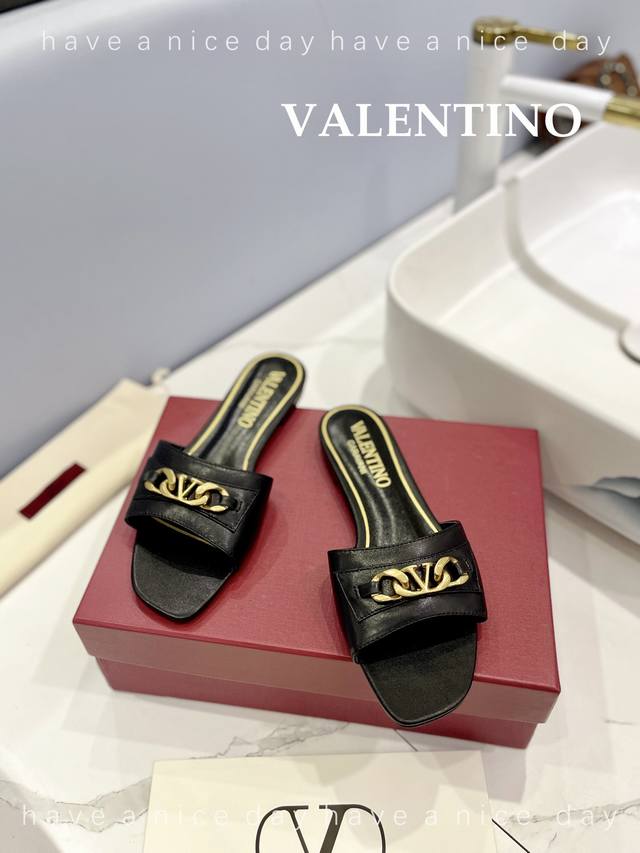 华伦天奴valentino 最新款garavanitan-Go平底拖鞋 -饰以vlogo Signature搭扣 优雅风格，创造不一样的感觉！ 它是你鞋柜里不可