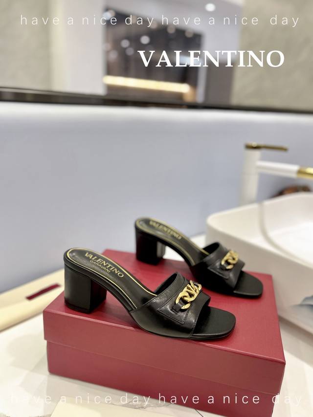 华伦天奴valentino 最新款garavanitan-Go牛皮粗跟拖鞋 -饰以vlogo Signature搭扣 优雅风格，创造不一样的感觉！ 它是你鞋柜里