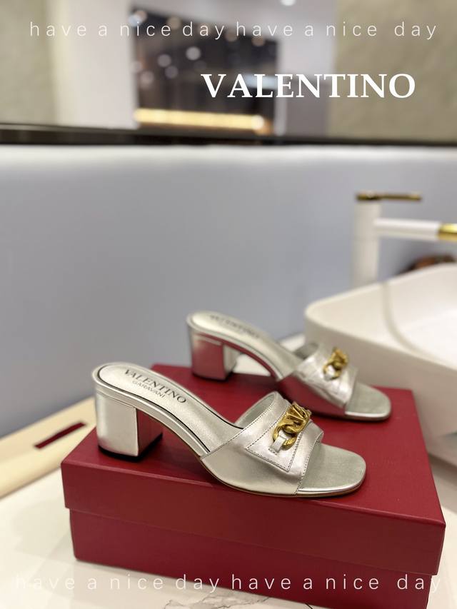 华伦天奴valentino 最新款garavanitan-Go牛皮粗跟拖鞋 -饰以vlogo Signature搭扣 优雅风格，创造不一样的感觉！ 它是你鞋柜里