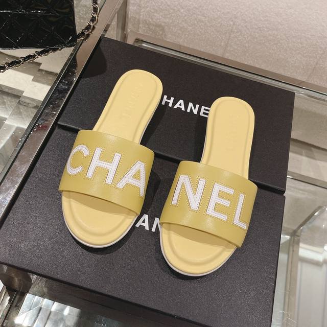 顶级品质 Chanel 24新品字母logo拖鞋！ 顶级品质非市面山寨版本pk 小香的鞋子从来不会让你失望，最懂女人心 这双拖着实有点惊艳’‘上脚好看时髦又好穿