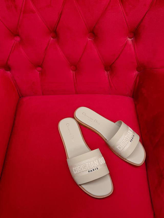 代购级别 Dior Ss24 New Arrival～ Cd家2024经典刺绣拖鞋 独家代购版本原版1:1拆解复刻， 完美楦型%所有材质细节工艺都对足原版 Pk