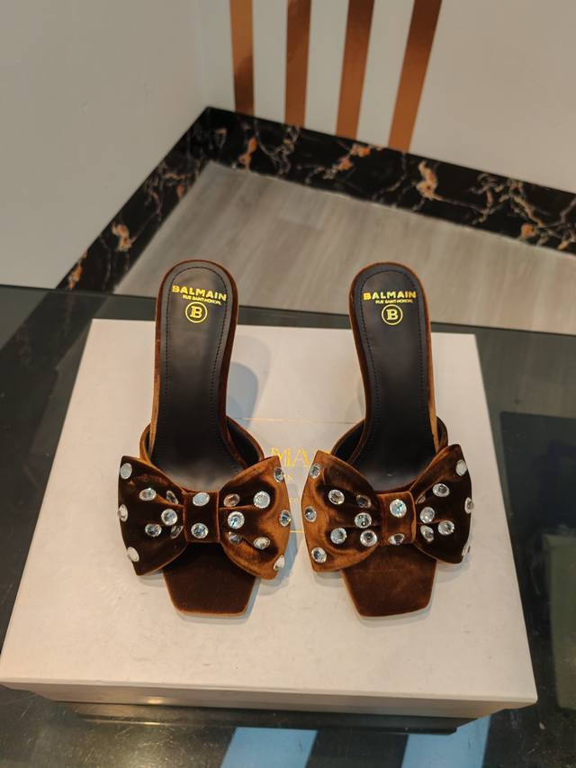 工厂p出 ，* 巴尔曼2024春夏最新款走秀原版韩国绒水钻高跟拖鞋。 品牌巴尔曼由法国时装设计师 皮埃尔.巴尔曼 先生创立于1945年的老牌定制时装屋，与、并列