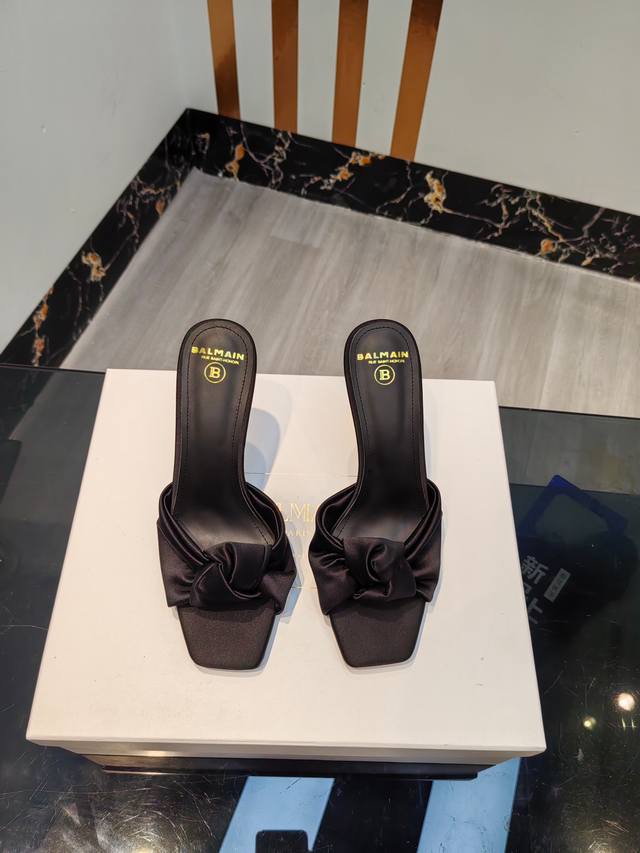 工厂p出 ，* 巴尔曼2023春夏最新款走秀原版真丝高跟拖鞋。 品牌巴尔曼由法国时装设计师 皮埃尔.巴尔曼 先生创立于1945年的老牌定制时装屋，与、并列成为二