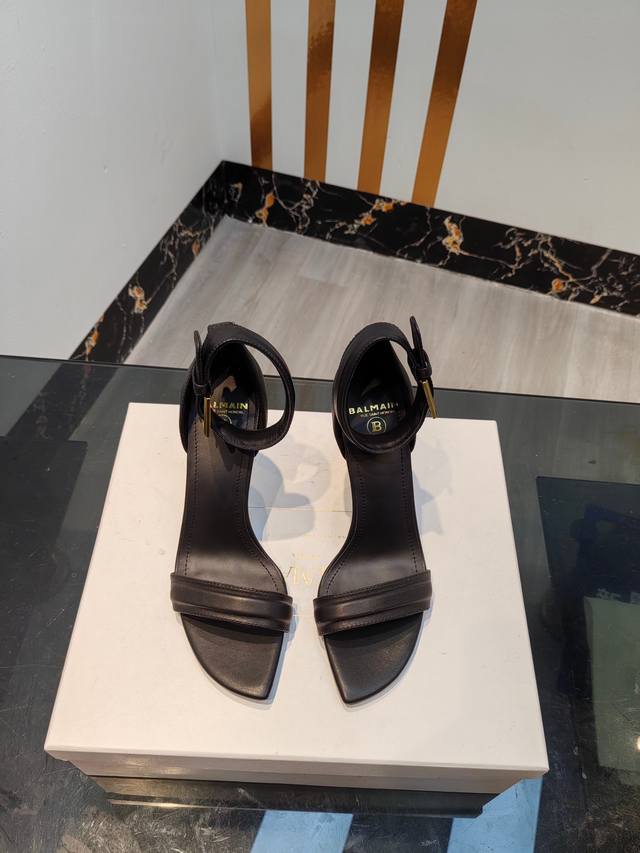 工厂p出 ，* 巴尔曼秋冬2023最新款走秀时装凉鞋 品牌巴尔曼由法国时装设计师 皮埃尔.巴尔曼 先生创立于1945年的老牌定制时装屋，与、并列成为二战之后的定