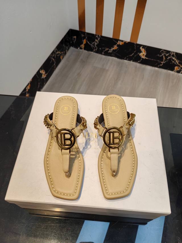 工厂p出 ，* 巴尔曼2024春夏最新款走秀原版金属扣链条平底拖鞋。 品牌巴尔曼由法国时装设计师 皮埃尔.巴尔曼 先生创立于1945年的老牌定制时装屋，与、并列