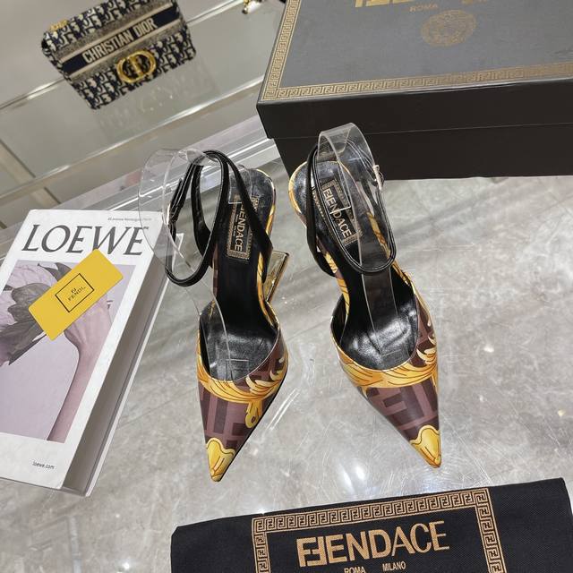 Fendi & Versace联名系列 高版本 芬迪&范思哲 版本二出厂价 鞋面全部采用进口定制原牛皮 秀款 芬迪杜美莎人头&搭配f形立体鞋跟高跟鞋 _____