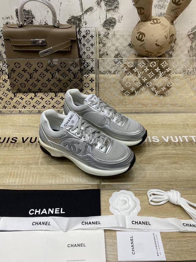 Chanel~~2024早春度假系列；金色银色运动鞋 最新；国外走秀系列； 拼接鞋面 金属色皮镀膜网面 3.5Cm原版双色底 35 40正码 配套包装